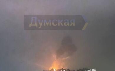 Drohnentrümmer treffen Wohnblock in Odessa und verursachen einen Brand