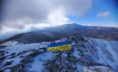Aktivisten hissten die Flagge der Ukraine auf der Krim