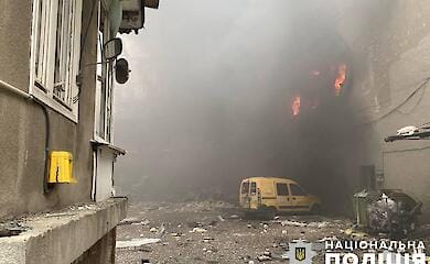 Russische Raketen besch&auml;digten einen Wohnblock in Kiew