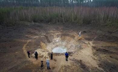 Russische Rakete bei Kiew hinterl&auml;sst einen riesigen Krater