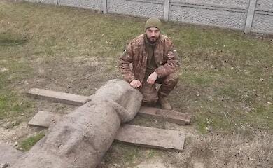 Eine steinerne skythische Baba, die an der Frontlinie gefunden wurde, wurde nach Dnipro transportiert