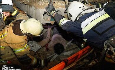 Rettungskräfte zeigen Fotos von den Folgen des Beschusses in der Region Winnyzja