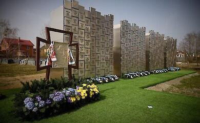 Menschen in Bucha gedenken derer, die vor zwei Jahren von Russen get&ouml;tet wurden: viele Leichen sind noch nicht identifiziert 