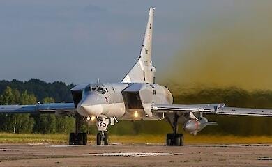 Tu-22M3 mit Kh-22 Rakete