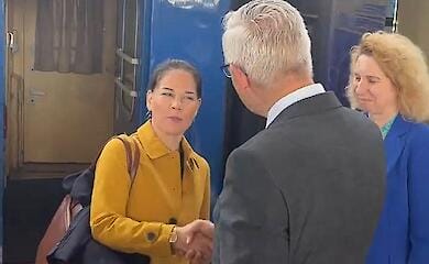 Die deutsche Au&szlig;enministerin Annalena Berbock trifft in der Ukraine ein
