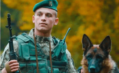 In Russland gratulierte das Büro des Bürgermeisters den Grenzschützern mit dem Foto eines ukrainischen Offiziers