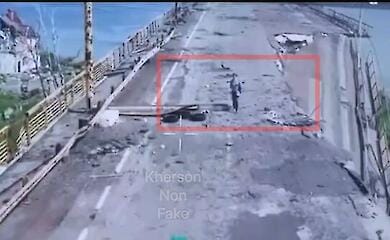 Zeigt ihren ukrainischen Pass: eine Frau aus dem besetzten Oleshek ging zur zerst&ouml;rten Antonivskyi-Br&uuml;cke