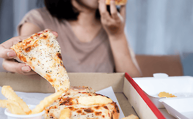 Wie Eltern &uuml;berm&auml;&szlig;iges Essen bei Kindern provozieren: eine neue Studie von Psychologen