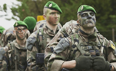 Macron nennt die gesch&auml;tzte Zahl der ausl&auml;ndischen Soldaten, die in die Ukraine geschickt werden sollen