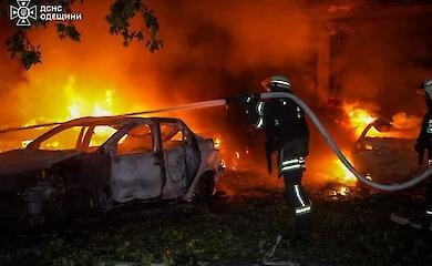 N&auml;chtlicher Angriff auf Odessa: Ein Drohnenangriff hat Autos verbrannt und ein Verwaltungsgeb&auml;ude in Brand gesetzt