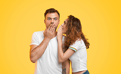 Eine Studie hat ergeben, dass Tratschen das Glück eines Paares erhöht und die Bindung zwischen den Partnern stärkt