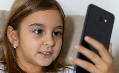 Forscher finden heraus, wie Smartphones Familienbeziehungen und die psychische Gesundheit von Teenagern beeinflussen