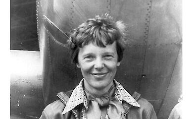 Wer Amelia Earhart ist und warum die Welt auch nach fast 90 Jahren noch nach ihr sucht
