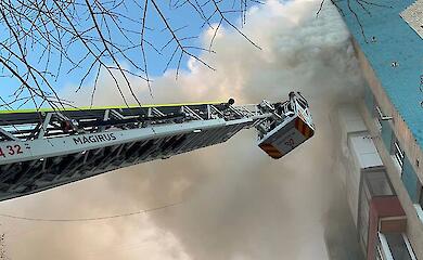 Die Nachwirkungen des russischen Angriffs auf Ternopil sind schockierend - Opfer werden aus brennenden H&auml;usern gerettet. Die Zahl der Opfer steigt