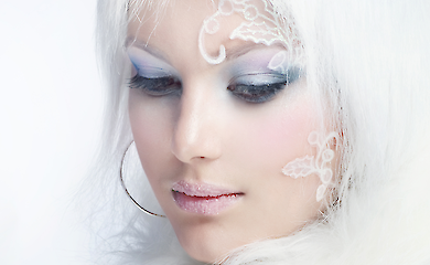 Winter 2025 in Sachen Make-up: glasige Haut, frostige Lippen und farbige Lidschatten