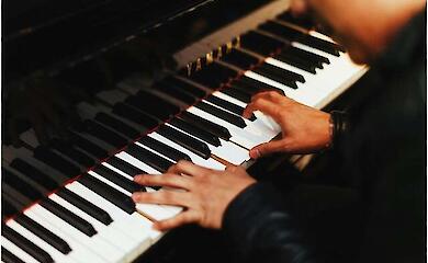 Musiker sind weniger gef&auml;hrdet, mit verbundenen Augen vom Kurs abzukommen. Kann Musik bei der Rehabilitation helfen?