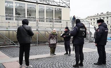 &Uuml;berlebender der Leningrader Blockade wegen Antikriegsplakat in St. Petersburg inhaftiert