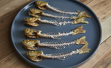 Der Arzt erkl&auml;rte die Gefahren von Fischgr&auml;ten und was zu tun ist, wenn eine Gr&auml;te im Rachen stecken bleibt