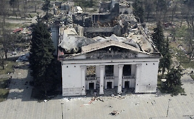 Mariupol, 16. M&auml;rz 2022 - so sah das Schauspielhaus nach der russischen Bombardierung aus. Hunderte von Menschen wurden damals get&ouml;tet, darunter auch Kinder