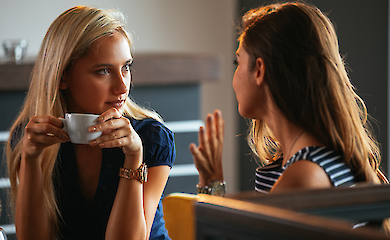 Psychologen haben herausgefunden, was Menschen im Gespräch innerhalb weniger Minuten zusammenbringt