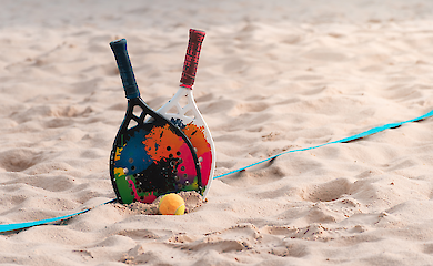 Hohes Netz, schnelles Tempo und Vorhand: was Beach Tennis einzigartig macht