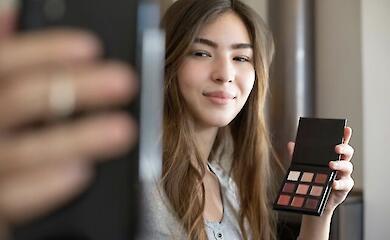 Wie die sozialen Medien den Mädchen das "perfekte Gesicht" aufzwingen