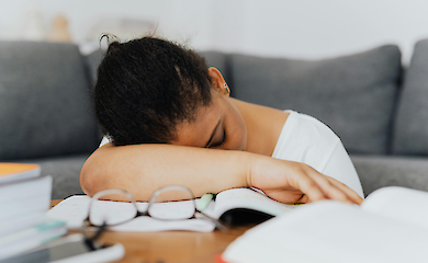 Bildschirmzeit steht im Zusammenhang mit der Schlafqualit&auml;t und der Einstellung zu HE bei Jugendlichen