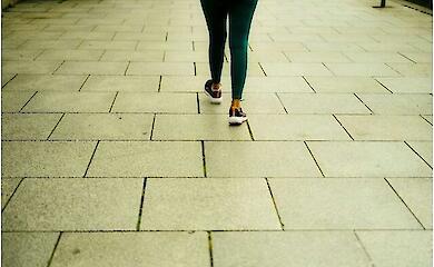 Das Gehen von hinten nach vorne kann die Mobilit&auml;t verbessern und das Sturzrisiko bei Multipler Sklerose verringern