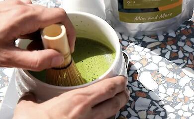 Eine Tasse Matcha-Gr&uuml;ntee, der von Wissenschaftlern als m&ouml;gliches Mittel gegen Allergiesymptome untersucht wird