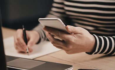 Eine Person versucht, mehrere Aufgaben gleichzeitig am Computer zu erledigen