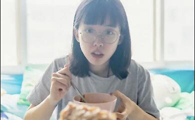 Ein Teenager w&auml;hlt online eine Di&auml;t