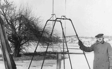 Robert Goddard mit der ersten Fl&uuml;ssigtreibstoffrakete vor dem Start im Jahr 1926