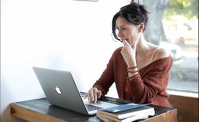 Frauen auf Dating-Websites werden mit Hunderten von Nachrichten überschüttet – Wissenschaftler haben eine einfache Lösung gefunden