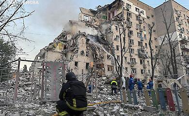 Kiew: Ein Wohnhaus wurde durch einen russischen Angriff zerst&ouml;rt; unter den Tr&uuml;mmern wird nach Menschen gesucht, 2. Juli 2026