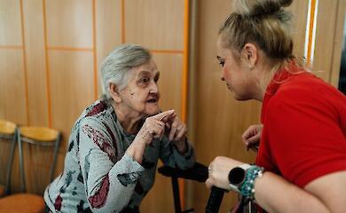 „Sind Sie nach 16 Stunden schon müde? Dann ruhen Sie sich doch auf der Bank aus!“, – die Geschichte einer ukrainischen Pflegekraft in Polen