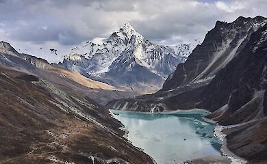 Satelliten haben die Ursache für die Überschwemmungen in Nepal aufgezeigt: Ein Teil des Berges ist zusammen mit dem Gletscher abgestürzt