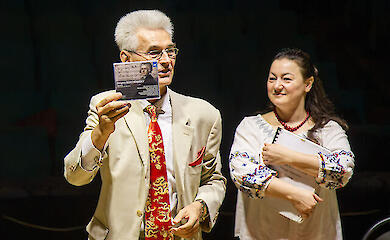 German Makarenko pr&auml;sentiert die neu erschienene CD bei einer Probe zur B&uuml;hneninszenierung der Oper &bdquo;Kreon&ldquo;, Kiew, August 2026
