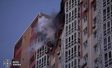 Ein Hochhaus in Kiew, in das am 2. Oktober 2026 eine russische Drohne einschlug