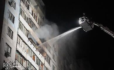 Eine russische Drohne traf am 7. Oktober 2026 ein Wohnhaus in Kiew