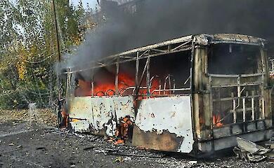 Kramatorsk, ein ausgebrannter Bus mit Insassen nach einem Angriff Russlands, 8. Oktober 2026